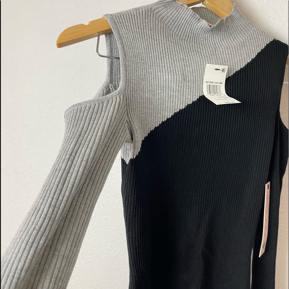 NWT Juniors cold shoulder Mock-neck sweater - Picture 4 of 8